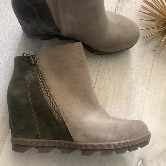 Sorel Joan of Arctic 2 tone sage olive green bootie Zips for easy on/off. Size 6 - Picture 6 of 9